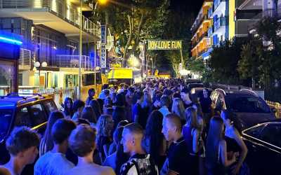 Obóz młodzieżowy, Rimini h. Crown***- obóz Party Zone - wylot z Warszawy Hotel Crown***, 8 dni 16-19 lat